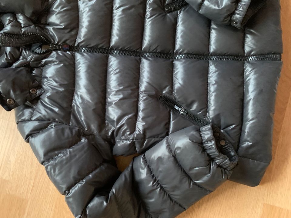 Moncler Jacke Daunenjacke Winterjacke Übergangsjacke XS 34 in Bottrop