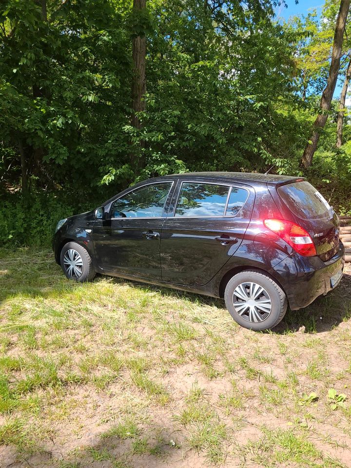 Hyundai I 20 schwarz 5-Türer  8 Fach bereift in Rauhenebrach