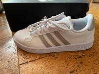 Adidas Sneaker Grand Court weiß Glitzer silber neu 39 Nordrhein-Westfalen - Lüdenscheid Vorschau