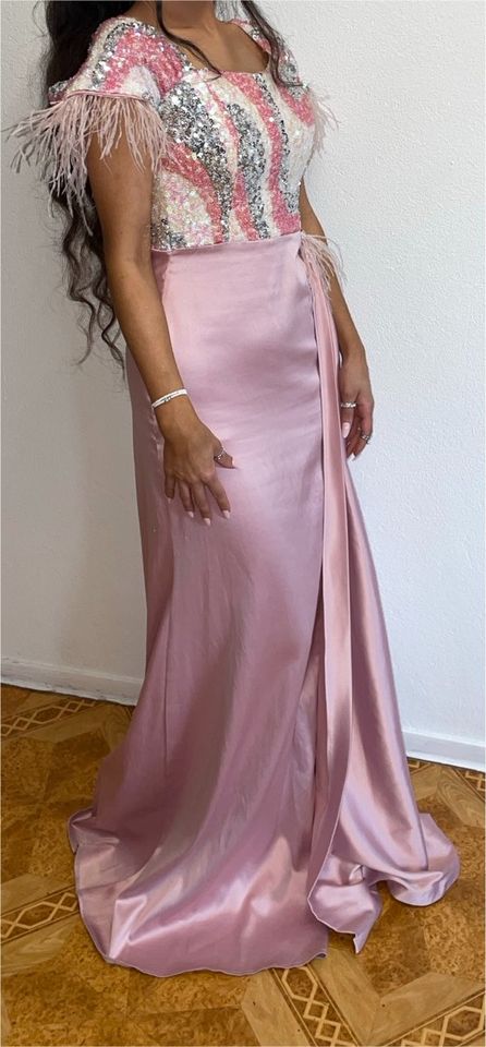 Abendkleid maßgeschneidert mit Federn Satin in Essen