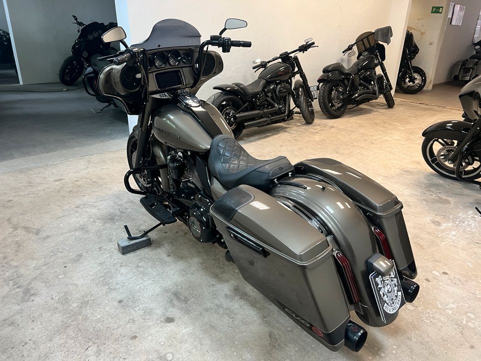 Harley Davidson Street Glide CVO 117ci Bagger Mega Optik in Spremberg