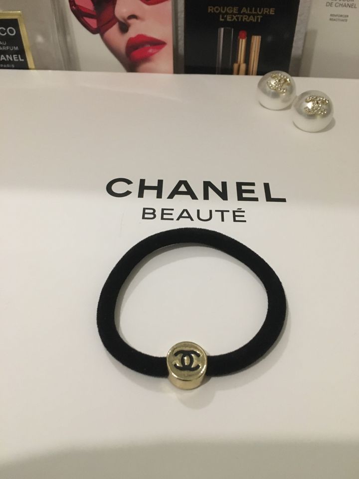 VIP Armband Kamelie Brosche Pin Haargummi Anhänger Charm Chanel in München