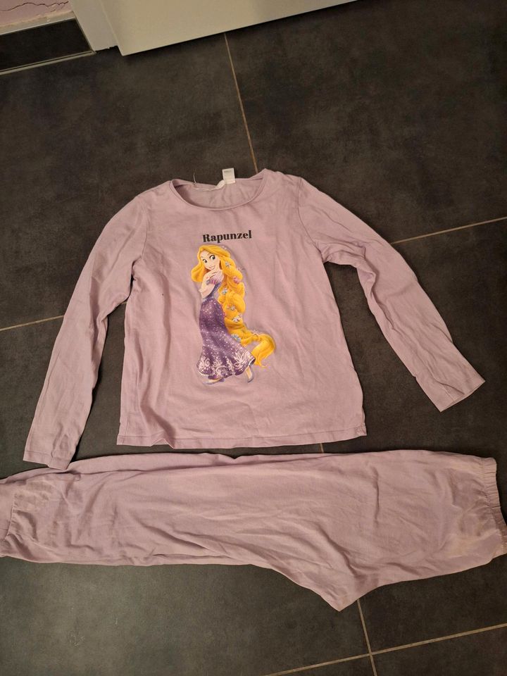 H&M Rapunzel Schlafanzug Mädchen lila 134-140 in Pirmasens