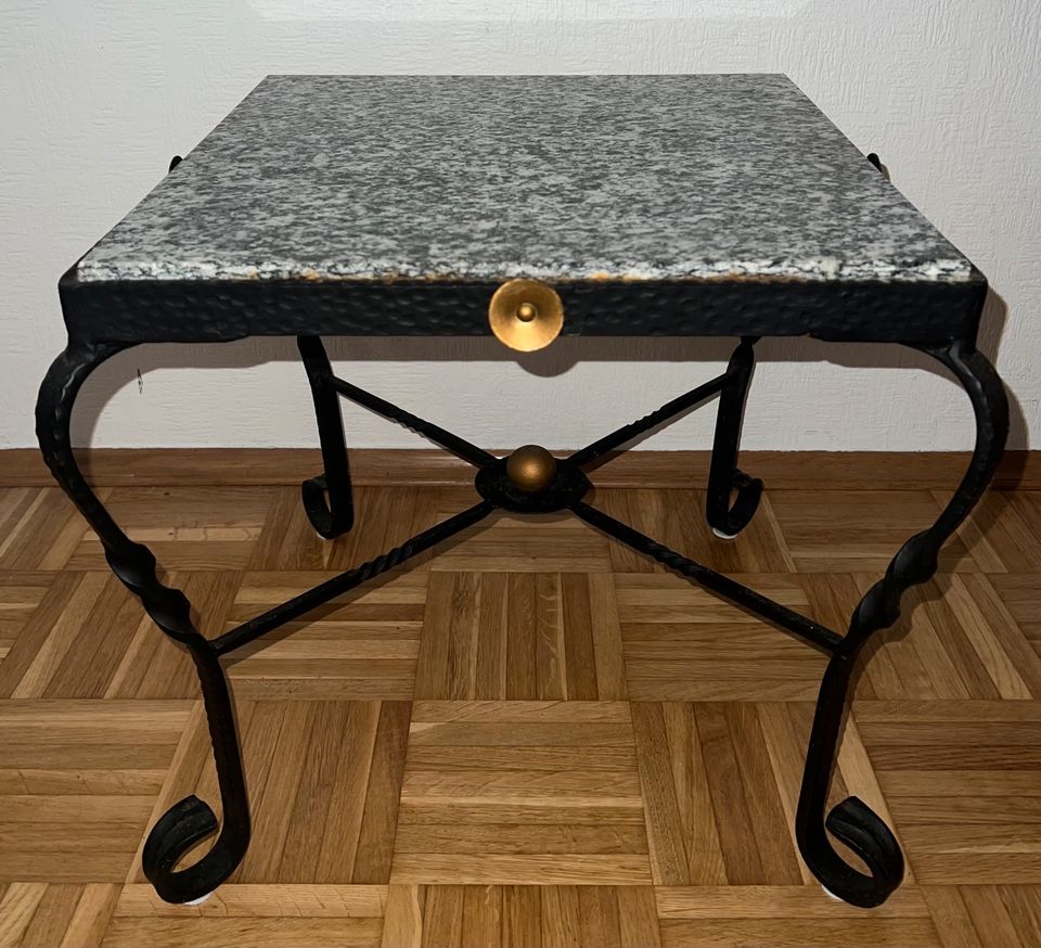 Unikat Schmiedeeisentisch mit Granitplatte (Zustand Gut) in Düsseldorf