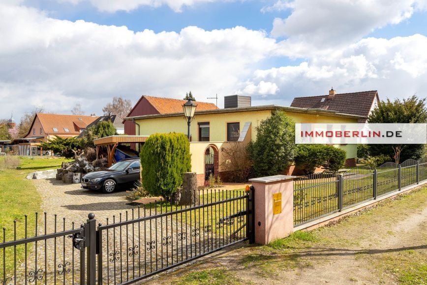 IMMOBERLIN.DE - Charmantes Haus mit großem Garten, Sonnenterrasse + Tiefgarage in Blankenfelde-Mahlow