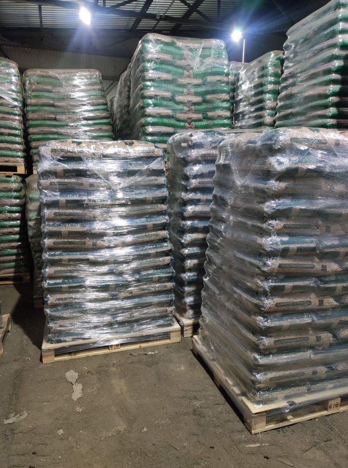 Premium Holzpellets EN Plus A1 70x15kg Sackware/1050kg Palette/ 3 in Landshut