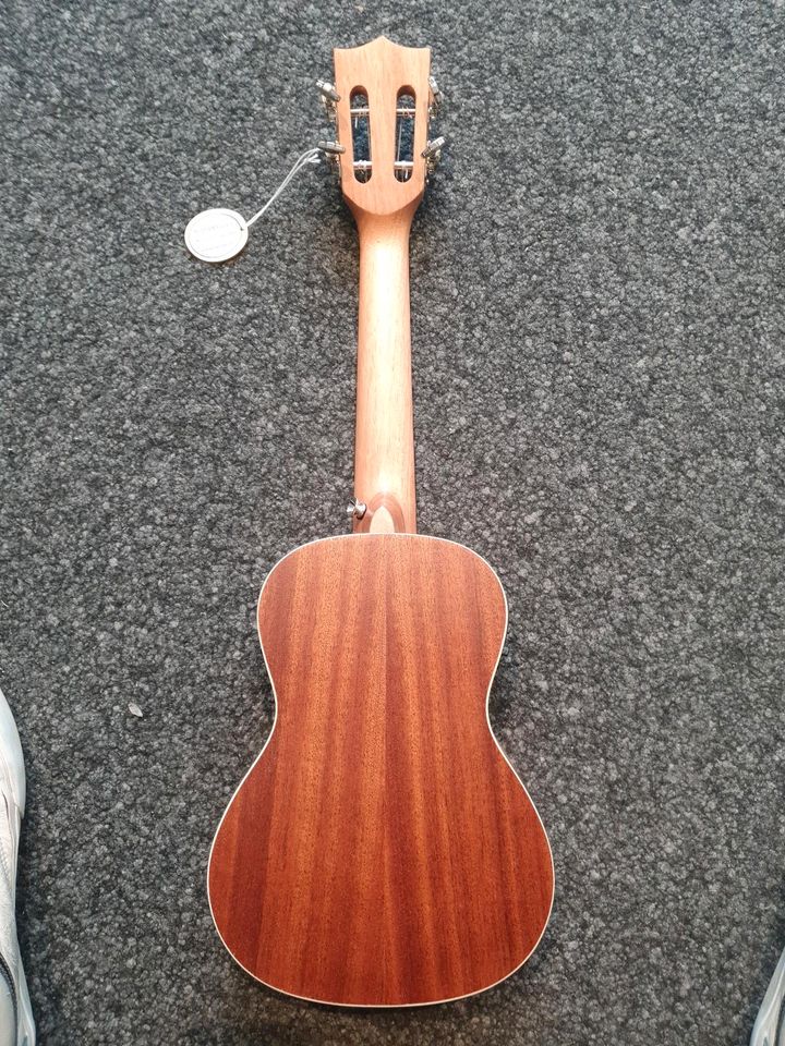 Ukulele Konzertukulele mit Pickup Volt UK-3102-24EQ in Hannover