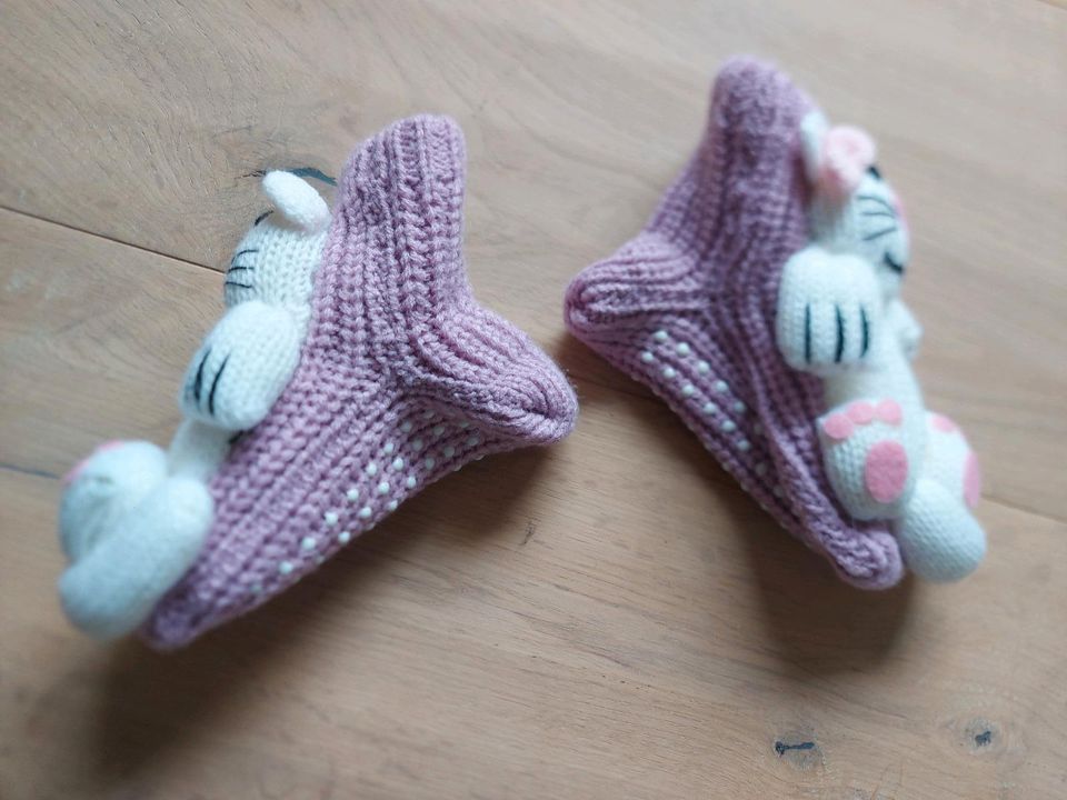 Putzige Hausschuhe / warme Socken "Katzen" - ca. Gr. 20 in Goldkronach