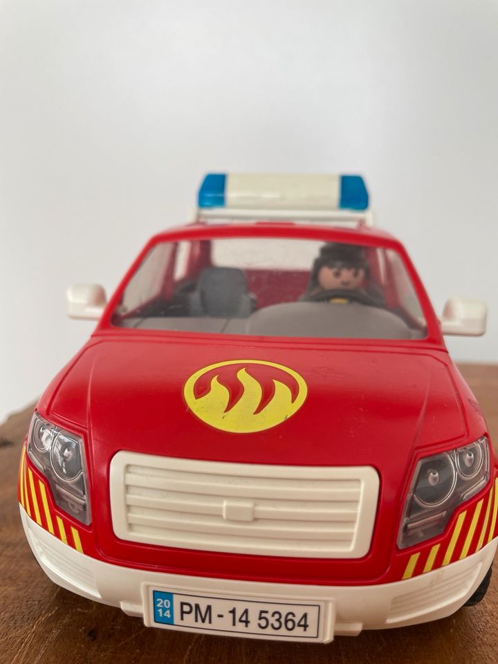 Playmobil Feuerwehr 2 Wagen mit Feuerwehrleuten und Ausstattung in Berlin