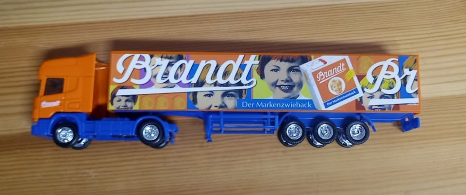 Brandt Zwieback Werbe-Truck in Erharting