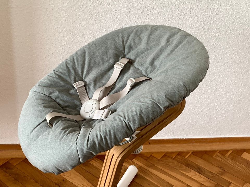 Nomi Newborn Set Aufsatz Evomove Stokke Babystuhl Babyschale Baby in Düsseldorf