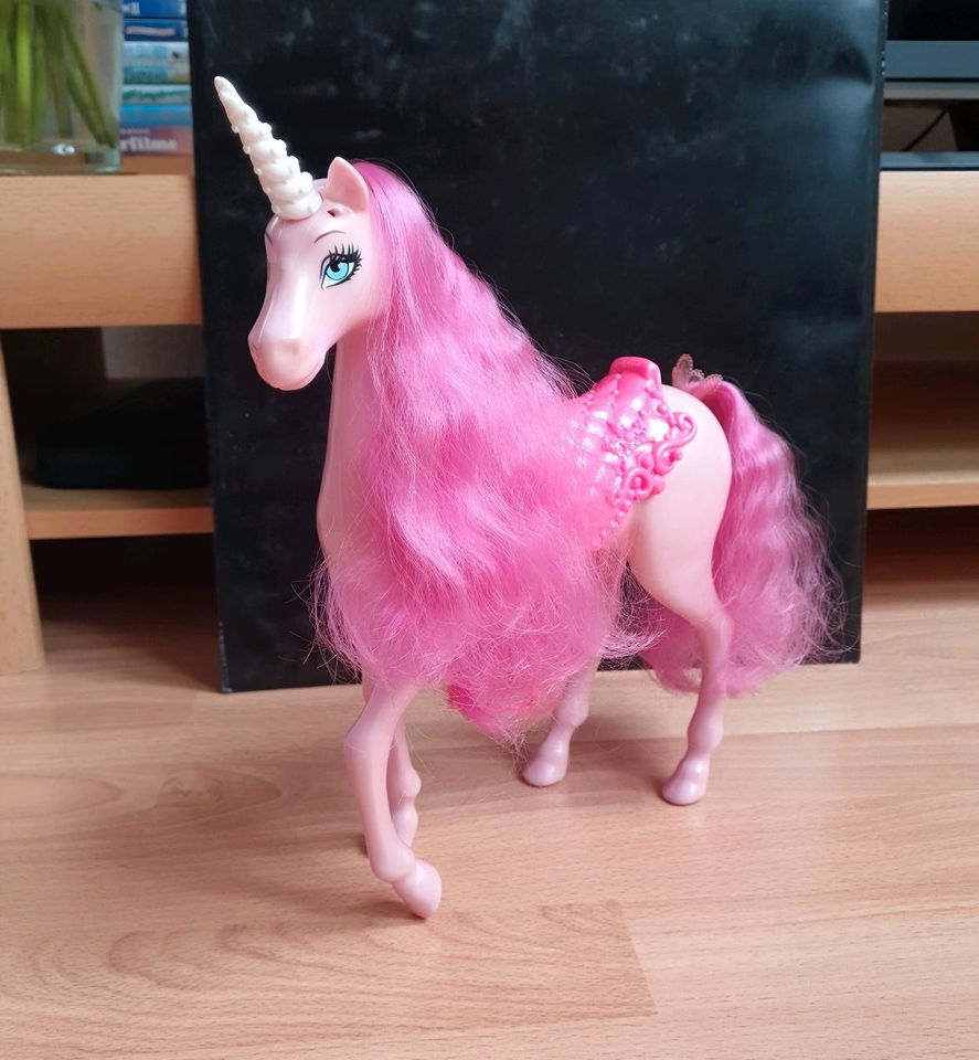 Barbie Pferd mit Sattel in Erkner