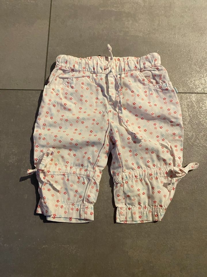 Sommerhose Babyhose Hose mit Blümchen Gr. 62 in Hagen