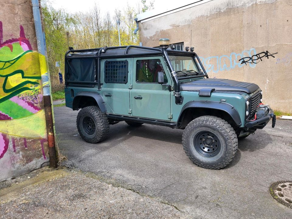 Land Rover Defender 110 Td4 2.2l Crew / Double Cab Keswick green in Brilon