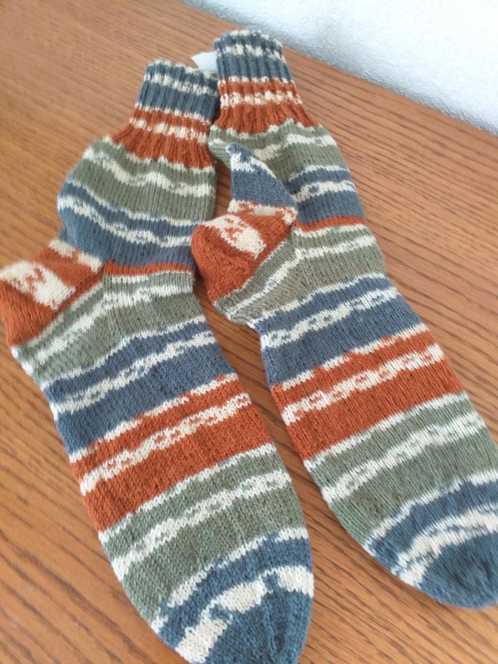 Handgestrickte Socken aus 4 facher Sockenwolle in Tuttlingen