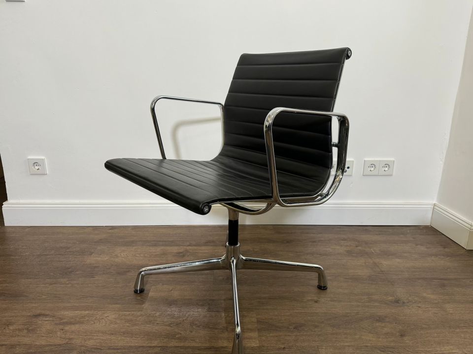 2 x Vitra Ea 108 Leder Eames Alu Chair Top Office Besucher in Berlin