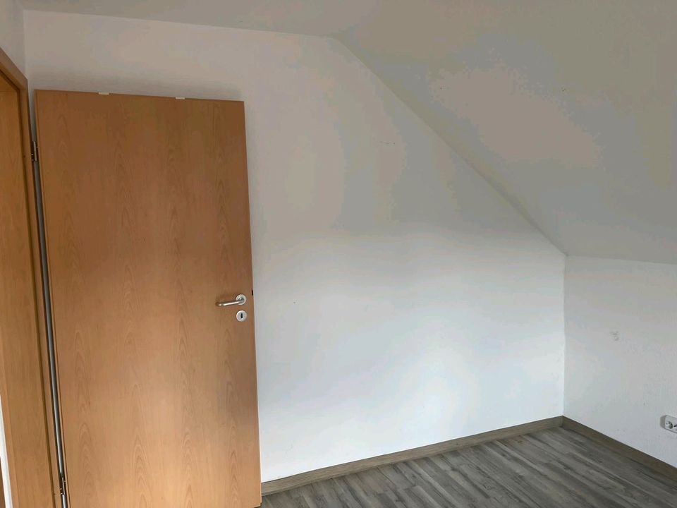 Schöne helle 2-Zimmer Dachgeschoss Wohnung in Hohndorf