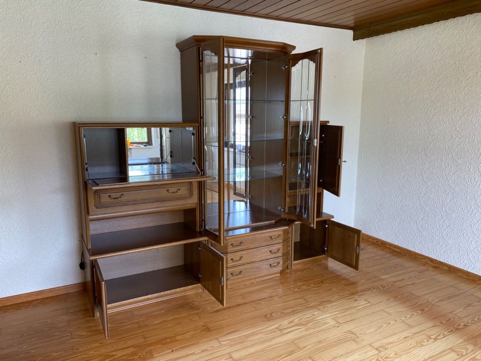 Wohnzimmerschrank mit Glastüren in Veldenz