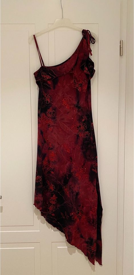 Rot-schwarzes Abendkleid mit Details - Größe S in Sittensen