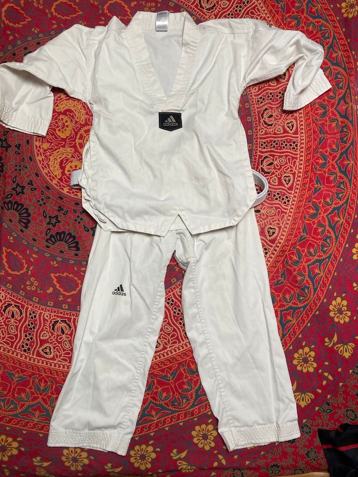 Taekwondo Anzug, Kampfsportanzug Größe 130/140 in Alfter