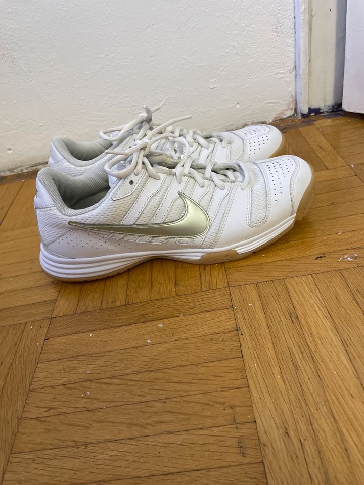 Nike court shuttle 3 Schuhe Sneaker silber weiß Größe 40,5 in Kaltenkirchen