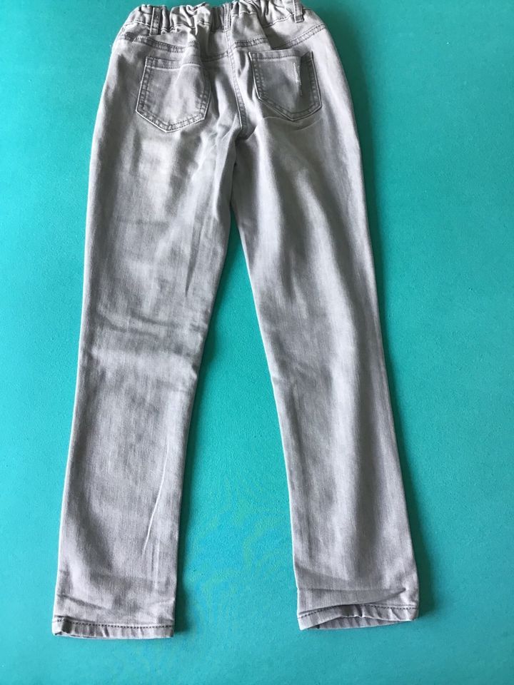 Hellgraue Jeans Hose Glitzer Steine gr.140 in Karlsdorf-Neuthard