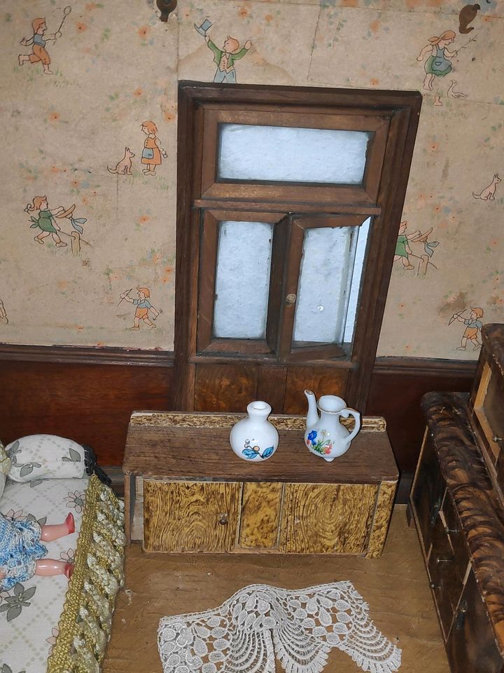 Dachbodenfund Antike Puppenstube Puppenhaus mit diversen Zubehör in Rodalben