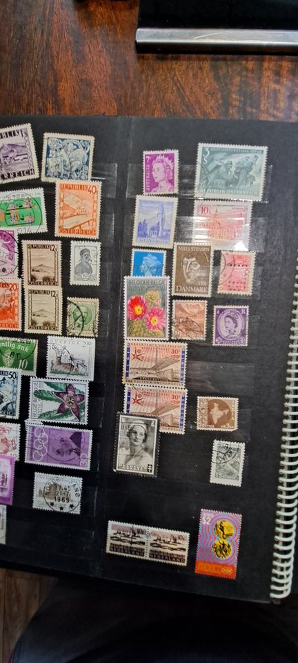 Briefmarkenalben mit Marken für Sammler in Erwitte
