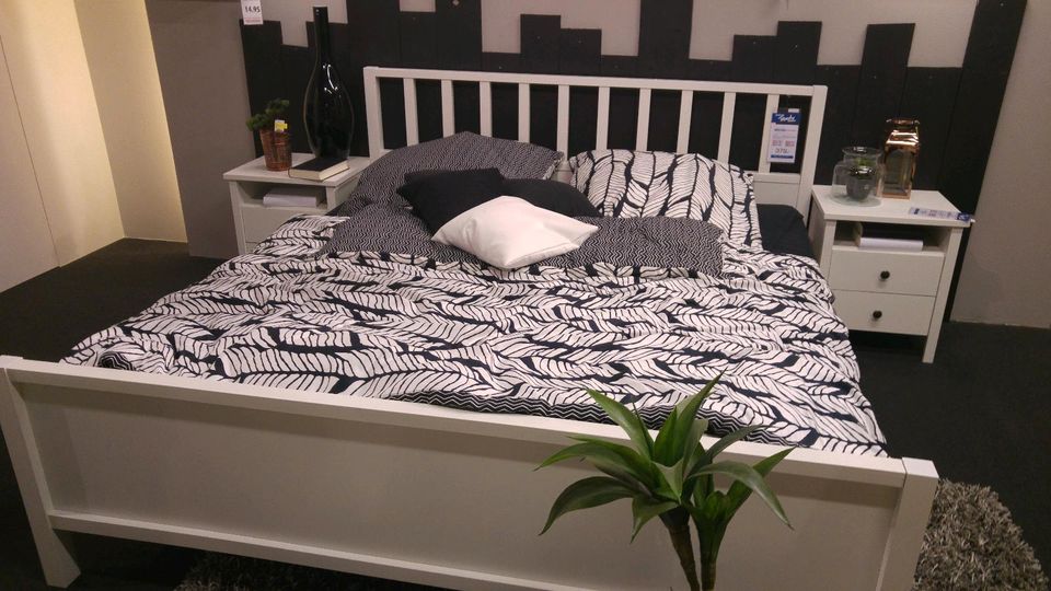 Schlafzimmer-Möbel Weiß (Bett, Kommode) in Heilbronn