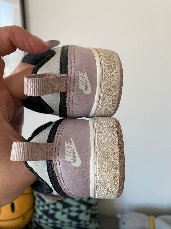 süße NIKE Kinder Sneaker Turnschuhe flieder pastell Gr. 23.5 in Hamburg