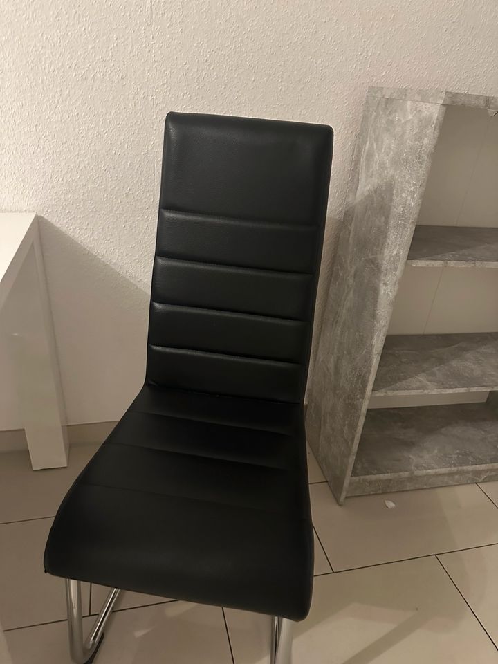 Tisch 90x160 cm weiß glänzend + 4 Stühle in Delbrück