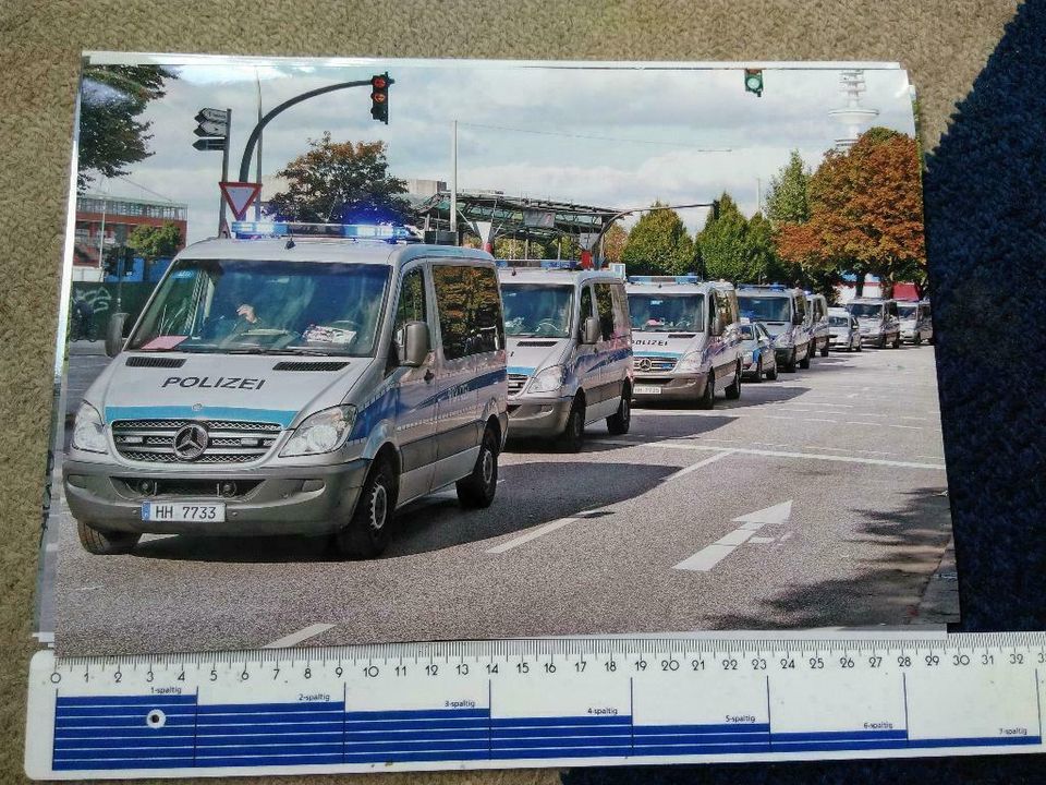 Polizei Mannschaftsbusse Konvoi Blaulicht 20x30 cm Poster Fotos in Hamburg