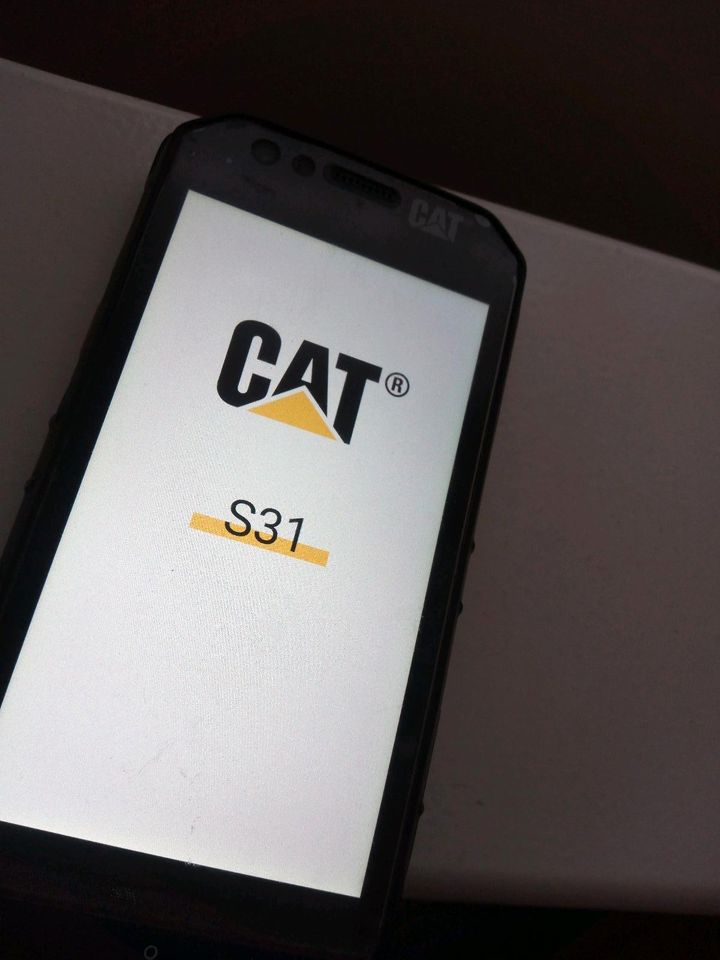 Smartphone Cat 31 im gebrauchten Zustand mit defekter Ladebuchse in Oßling