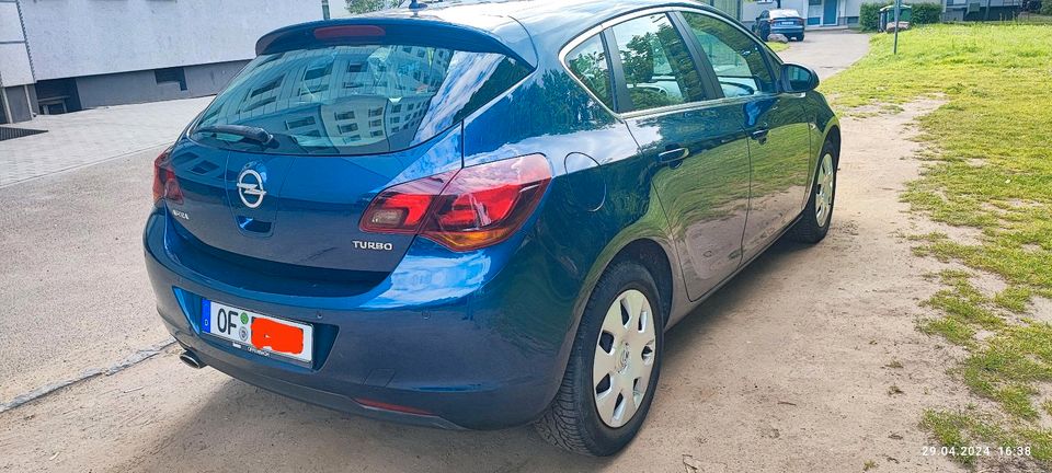 Opel Astra J 1.4 Turbo Design Edition 140PS in Offenbach