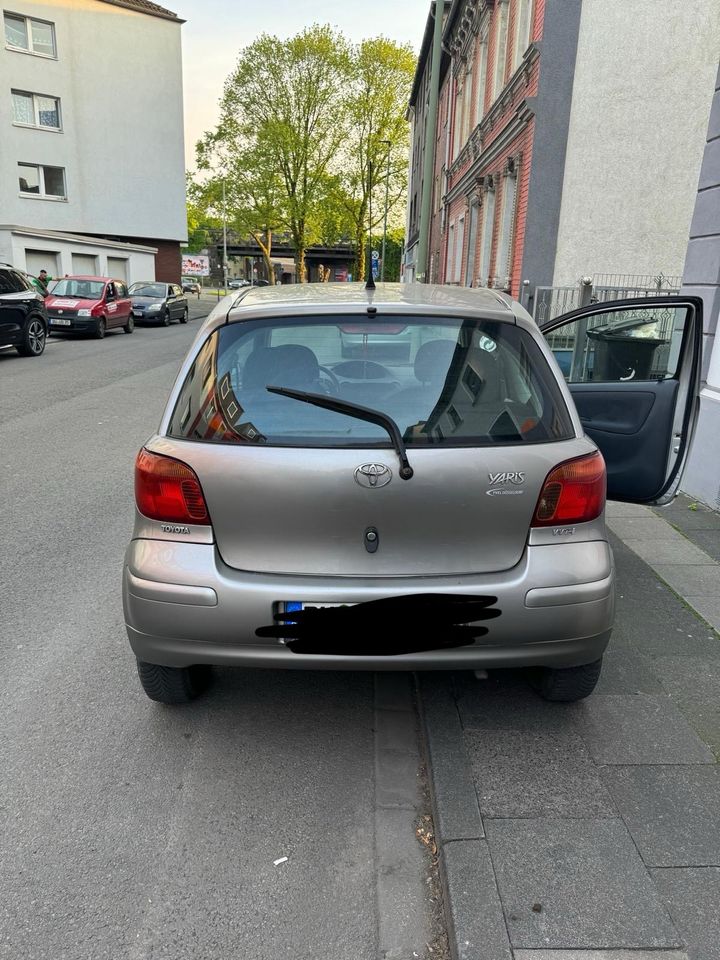 Toyota yaris 1.0 vvt-ı in Duisburg