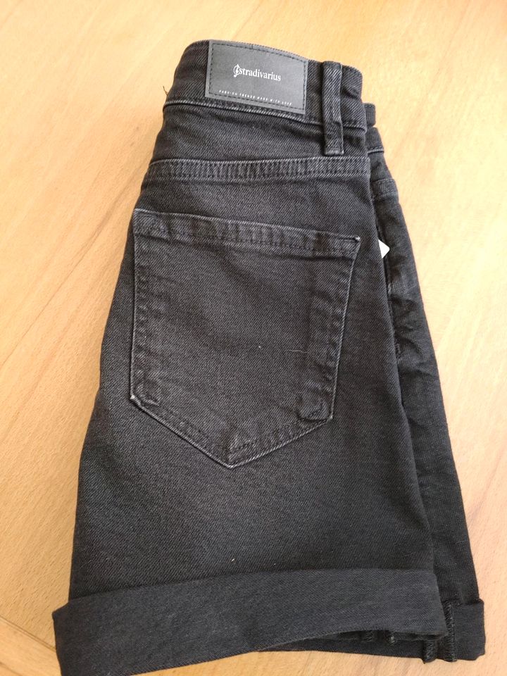 Neue Jeans Shorts Hotpants Gr. 36 Stradivarius in Weilheim i.OB