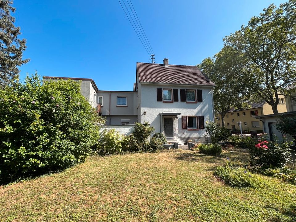 Geräumiges Einfamilienhaus mit großem Garten, Stellplätzen und Garage in Ludwigshafen