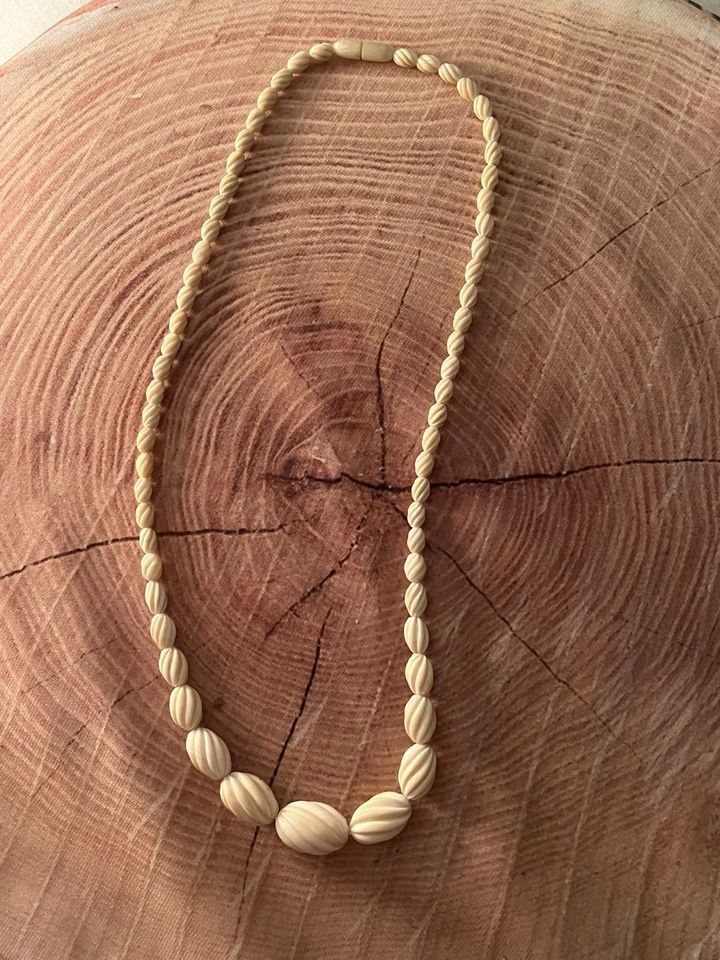 Vintage Perlen Ketten Handarbeit Knochen Rar selten in Marienheide
