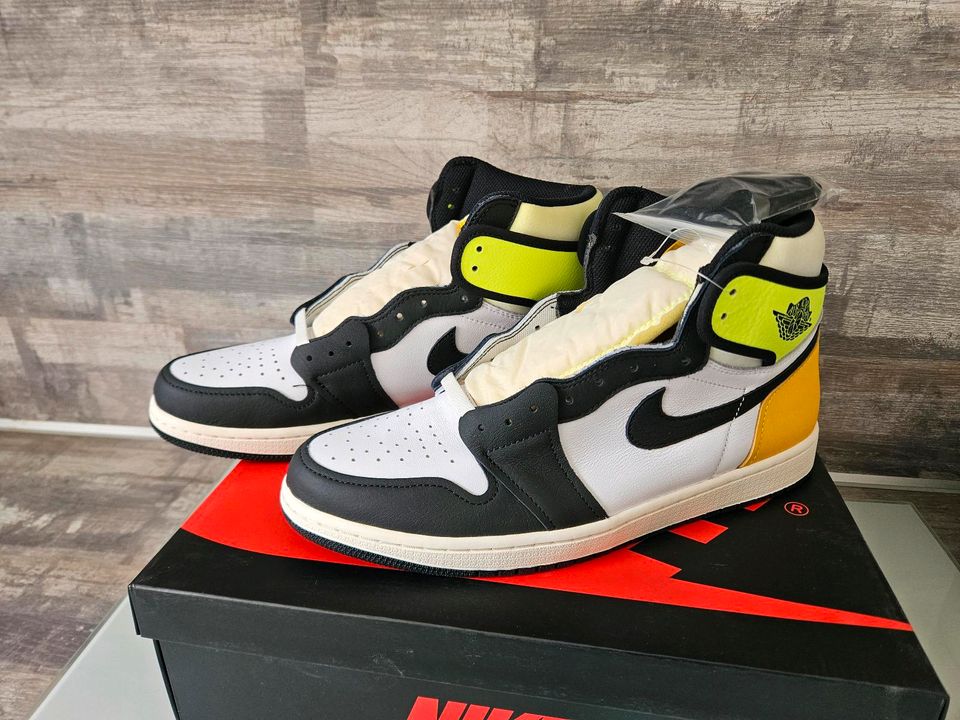 Nike Air Jordan 1 Retro High OG Volt Gold  555088-118 EU 45,5 in Lohmar