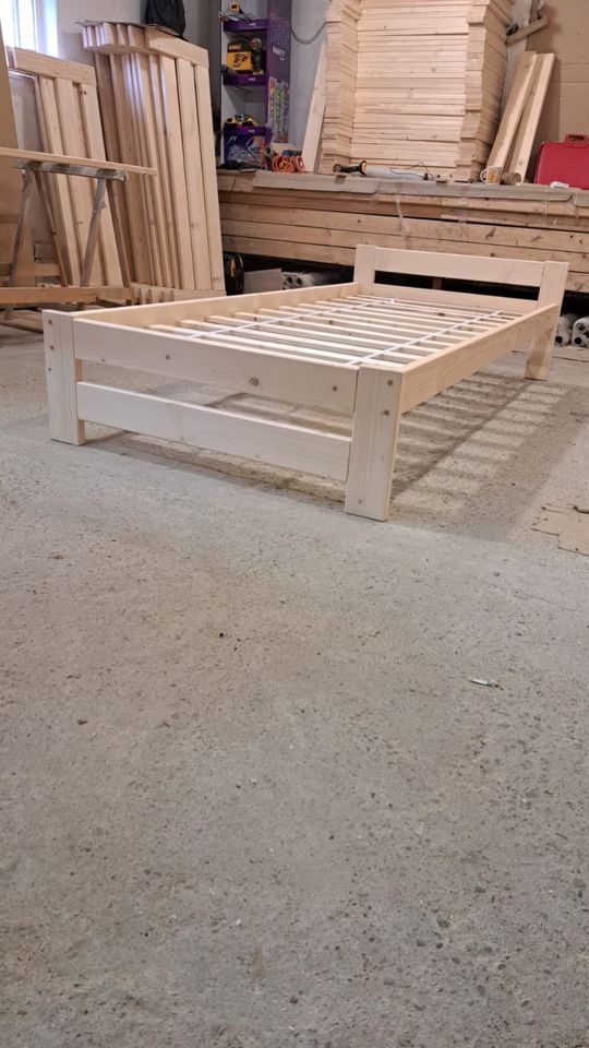 Neue Holzbetten inkl. Lattenrost Massiv Holz Bett Hersteller in Schweitenkirchen