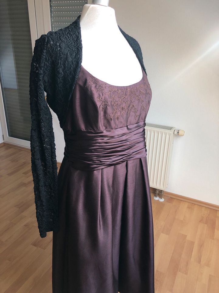 Festliches Kleid / Gr. 38 / Farbe Aubergine in Weinstadt