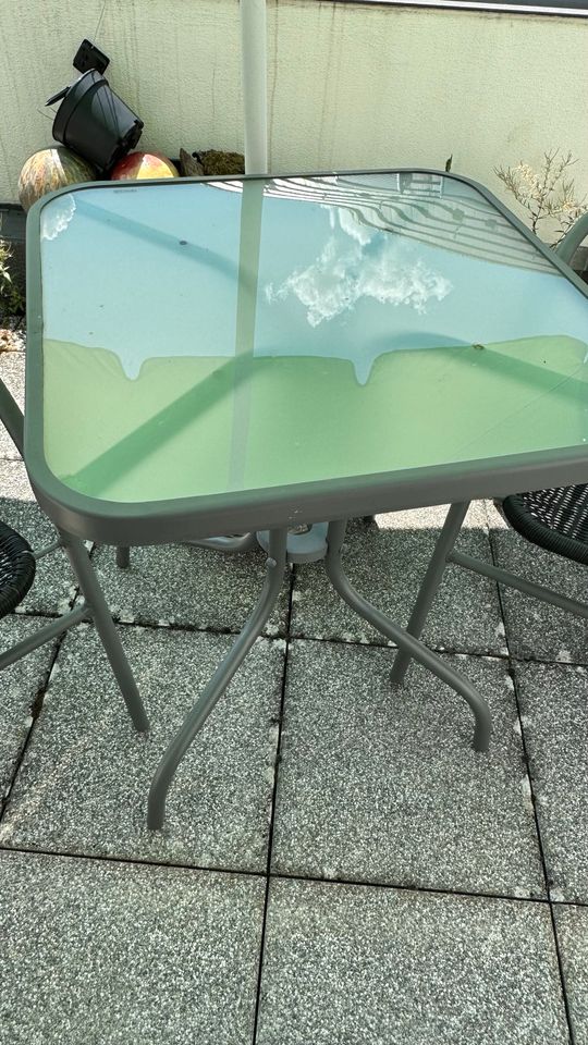 Set Gartenmöbel (Tisch, Stühle, Sonnenschirm) in Renningen