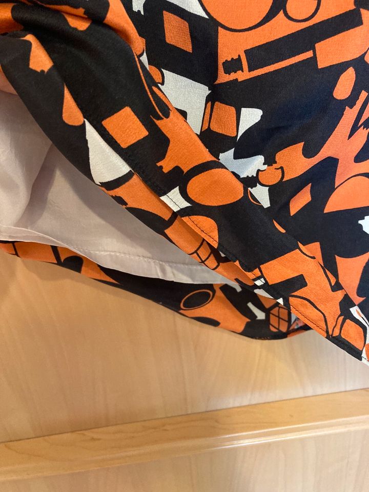 Hugo Boss Luxus Kleid 100% Seide Silk 38 M Orange Muster Business in Merseburg