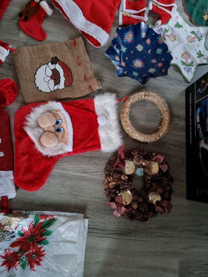 Weihnachten Baumständer Kugeln Deko Figuren Adventskalender uvm. in Friedrichshafen