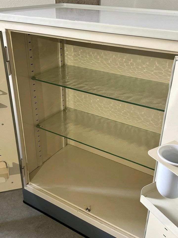 Kleiner Arztschrank, Kommode in Schöffengrund