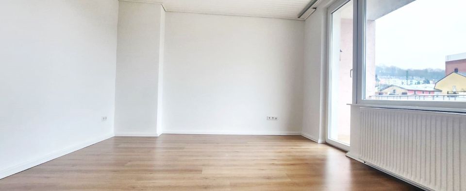 FRISCH RENOVIERTE 3 ZIMMER WOHNUNG MIT BALKON UND EINBAUKÜCHE, NAHE UNIVERSITÄT UND DER INNENSTADT! in Wuppertal