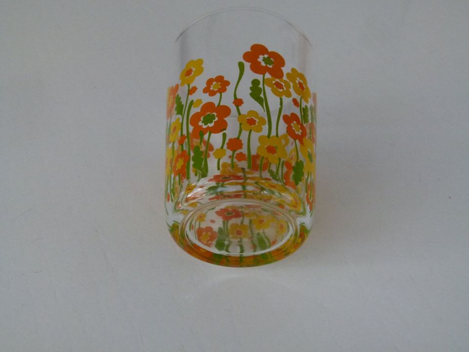 Altes Trinkglas mit Blumenmotiven vintage in Blomberg