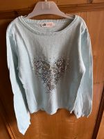 H&M Pullover mit Pailletten Herz hellblau Größe 134/140 Bayern - Holzkirchen Vorschau