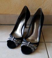 Pumps Peeptoes von Guess Sample schwarz Gr.37 Düsseldorf - Heerdt Vorschau