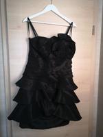Ein Cocktailkleid in schwarz von APART Hessen - Korbach Vorschau